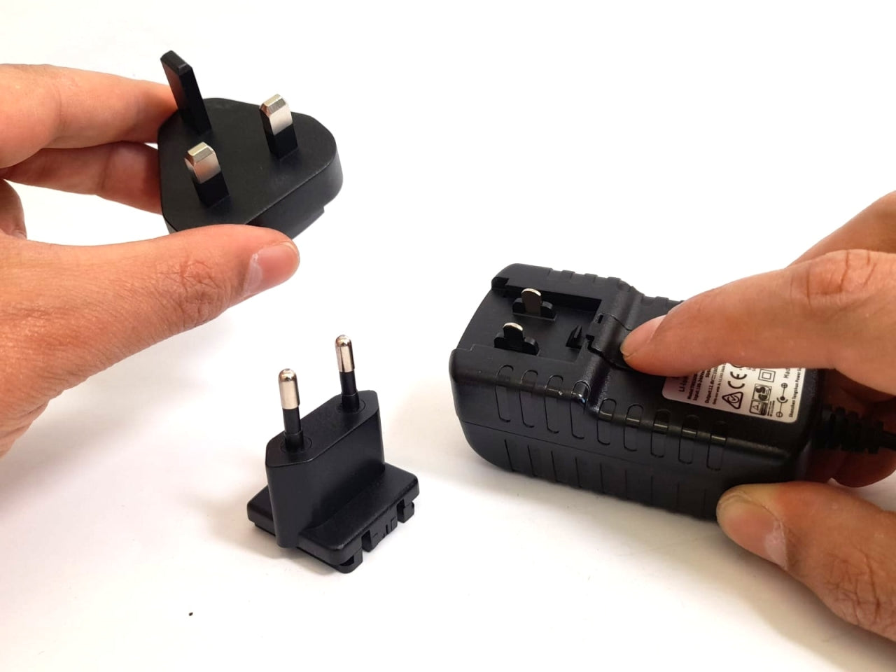 3S 1A DC Rundstecker (12,6V) Ladegerät 10,8V-11,1V für Li-Ion-Akkus Wall International