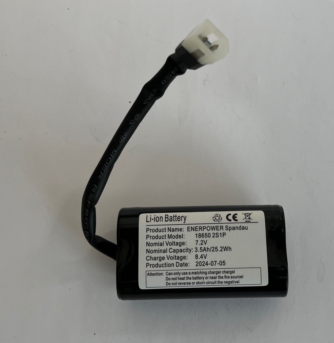 ENERpower Spandau Akku 7,4V 3450 mAh Molex mit Ladestandanzeige